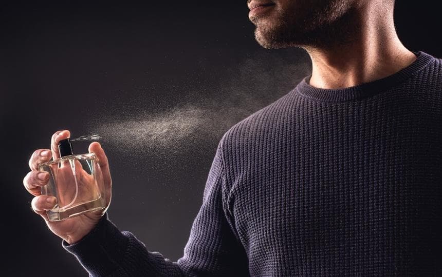 چرا بعضی از عطرها بر روی پارچه لباس لک می اندازند؟